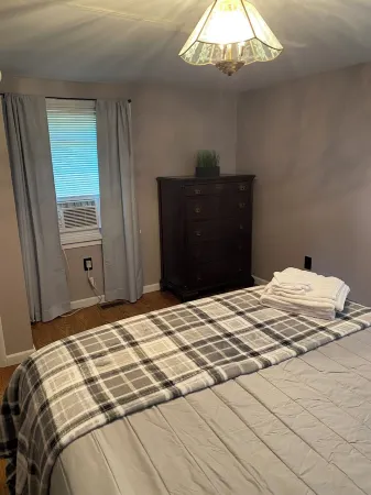 Cozy Urban Bungalow Pet Friendly! Near Pit Airport, Pgh Stadiums & Museums!