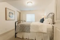 Perfect Cottage. Sleeps 11, 5Bd, 3Br, Media/Game Room, Large Yard, Fire Pit