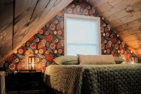 Hidden Springs Cottage, Rome, GA, King Loft Bedroom, Private Lake Access