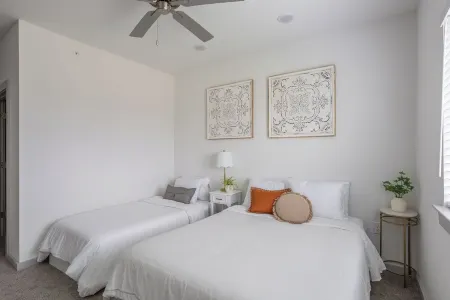 Feel@Home I Rosenberg I Lakeview