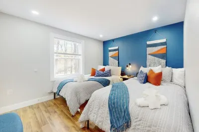 Modern 3BR Getaway with Hot Tub, Deck & Entertainment in Long Pond Hotels near Mountain Vaporz