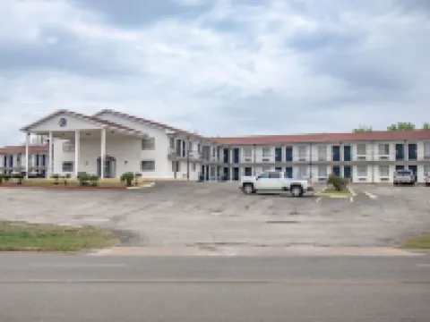 Salt Creek Lodge Hotels in Graham