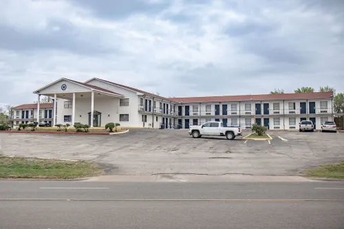 Salt Creek Lodge Hotels in Graham