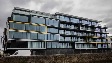 Le Barracuda & Spa, Centre Port, Pieds Dans l'Eau, Vue Mer Отели рядом с достопримечательностью «Faculty of Science and Technology»