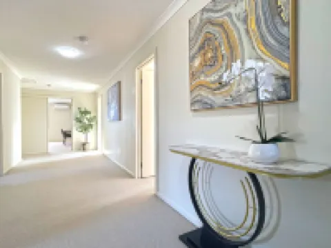 Spacious 7BRM 5-Bathroom Rental House Hotels in Point Cook