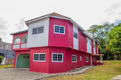 The Hamilton's Nature Villa Hoteles cerca de St. Ann's Bay Library
