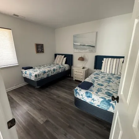 3 BR End Unit Rowhouse 1 Mile to Bethany Boardwalk, Walk to Shops & Restaurants