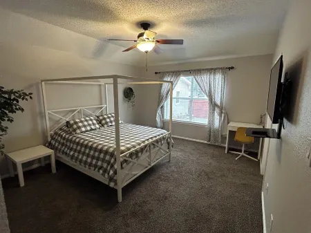 Charming 4 bedroom house with spacious backyard, AC and WiFi in Grand Prairie