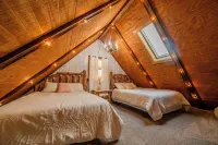 Romantic Escape/Creek View/Secluded/Heart of Hocking Hills/Hot Tub/FirePit