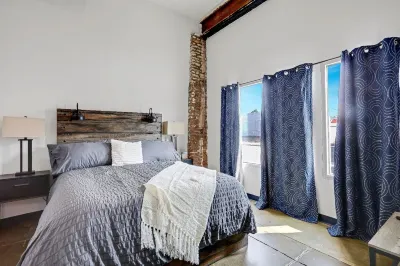 Spacious 4-bedroom condo-Crossroads, KCMO