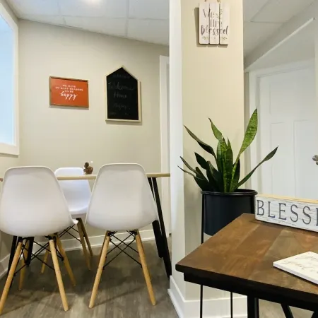 Charming 2 Bedroom Apt. Close to Valparaiso University Short-Term Stays Отели в г. Вальпараисо