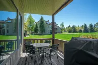 Amazing Mountain Views, on Golf Course, Hot Tub & Pool, Walk to Ski Shuttle!