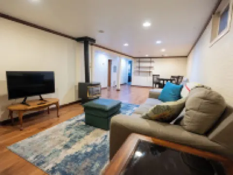4 Bedroom Home, Fenced Yard and Hot Tub! โรงแรมในแลนเดอร์
