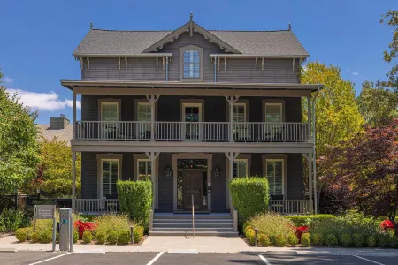 Senza Hotel Отели рядом с достопримечательностью «The Hess Collection Winery & Art Museum»