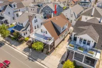 Stunning renovation, BEACH BLOCK, walk to everything!