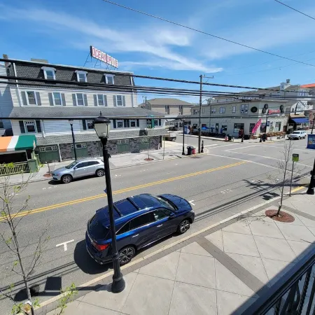 Best 1 Bedroom in SIC! 1 Block to the Beach.. A+ location .. Walk to Everything!