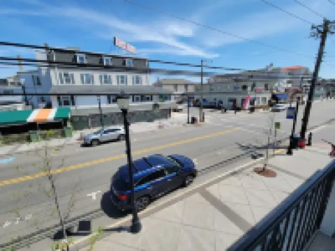 Best 1 Bedroom in SIC! 1 Block to the Beach.. A+ location .. Walk to Everything!