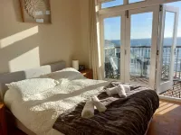 Beautiful modern 3 bedroom penthouse, a stone's throw from the beach. Hotel a Ventnor