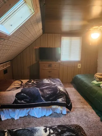 Cozy 3-bedroom cottage on the river in peaceful Free Soil!