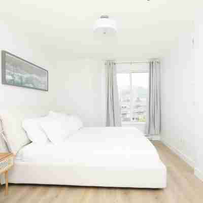 2 Bed + DEN 2 Bath Downtown Kelowna Rooms