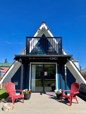 Cozy A-frame cabin 1/2 block from the gorgeous Sylvan Lake beach, parks & pubs