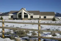 Couples, Families-BEST VIEWS 10 ACRES 2100 SQFT 3 min TO TOWN, 5 TO SLOPES Hotels near Kebler Pass