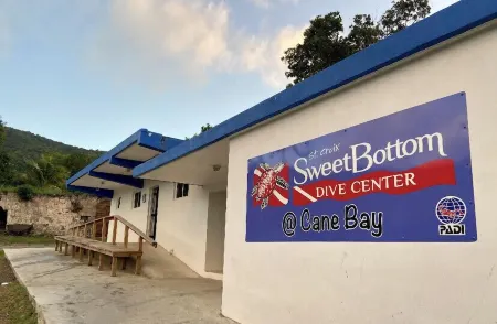 Walk to Cane Bay Beach Cottage - End Unit with Mountain Views Отели рядом с достопримечательностью «Salt River Bay»