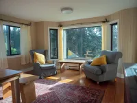 Spacious lakefront cottage, Salt Spring Island. Great sunsets, central location