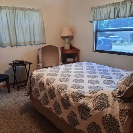 4 Bedroom-2 Full BathsClose to lake - 20 min to airport