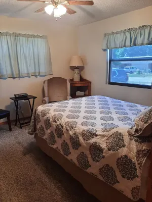 4 Bedroom-2 Full BathsClose to lake - 20 min to airport