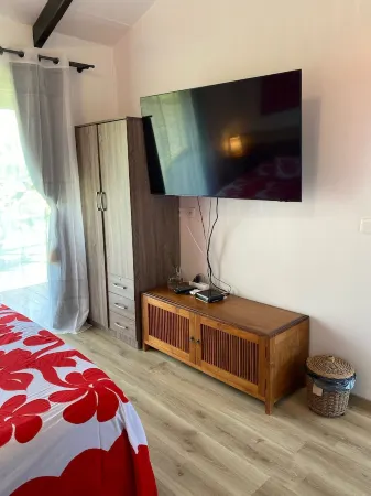 Tahiti, quiet air-conditioned tropical villa, marvelous lagoon and mountain view Отели рядом с достопримечательностью «Маана Парк»