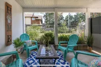 Bright and beautiful 2 bedroom minutes to ocean & shopping Hotels near Peninsula Gallery