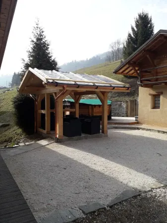 Gite in a traditional farmhouse. Terrace with swimming pool. Pets allowed