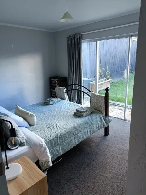 1970's Retro style 2 bed unit Hotels in Remuera