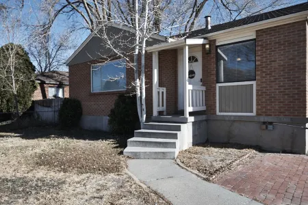 Anna's Alley Cute top floor 3 BD/ House Heart of SLC Отели в г. Мюррей