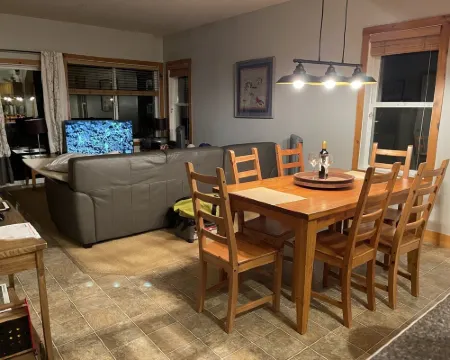 Newly redecorated condo right on the ski hill with private hot tub. 金伯利酒店