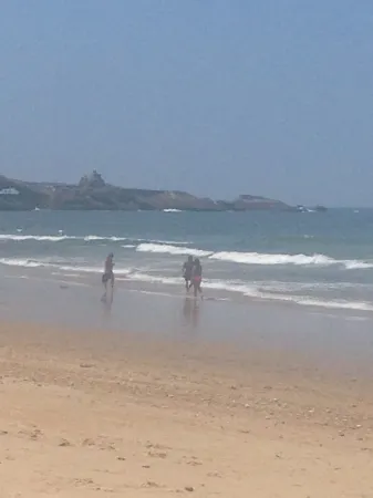 House between sea and mountain - heated pool - high end equipment Отели в г. Ларсор