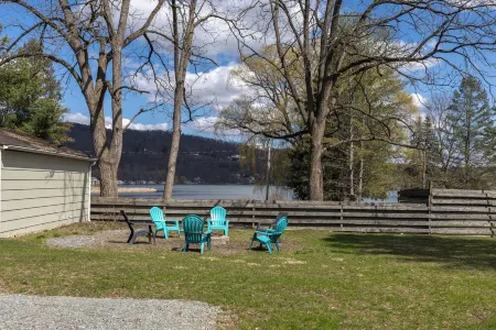 Spacious 4-bedroom vacation home steps to Keuka Lake