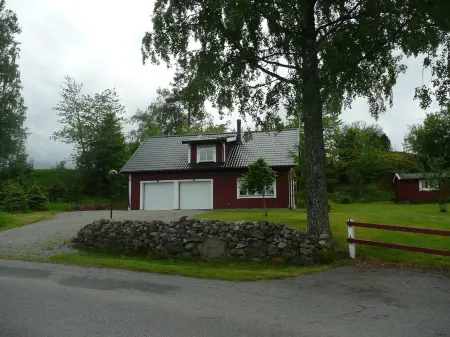 House With An Unique Gathering Of Hunting Trophies. View Of The Pond & Village Отели в г. Savsjo