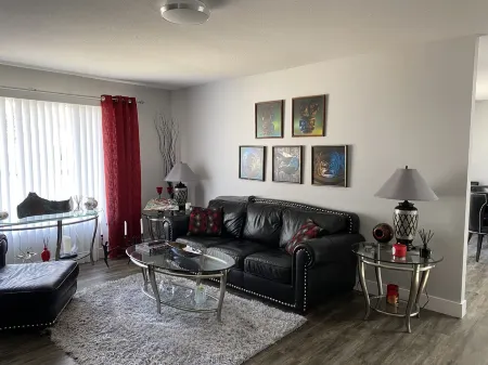 Executive Southside home close to all amenities, by Henderson lake & golf course Отели рядом с достопримечательностью «Найкка Юко Джапанес Гарден»