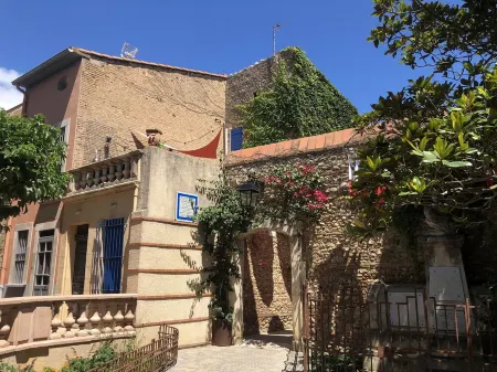 Carrer Del Sol ( in Roussillon, not in Camargue Отели рядом с достопримечательностью «Camping Le Palais De La Mer | Camping Sainte-Marie-la-Mer»