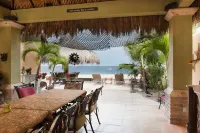 Villa Tranquilo, White sand Beach front, new infinity pool; walk to everything!