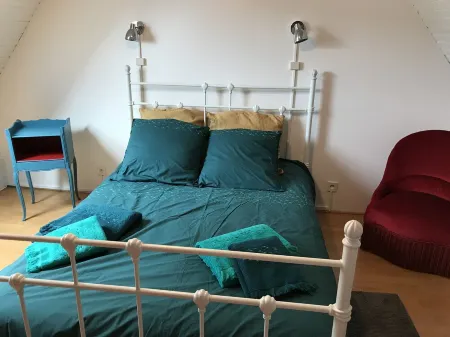 LOCTUDY, 80 m from the beach, 2 to 8 people. Private heated pool and Jacuzzi.