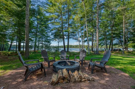 Up North- Brand New- Lake Front House- 4 bedrooms, 3 baths Отели в г. Кловерленд