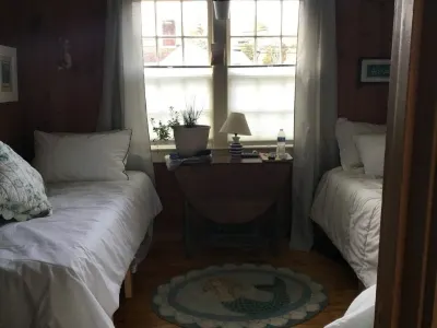 Cozy Condo close to Sesuit Hotels near Mayflower Beach