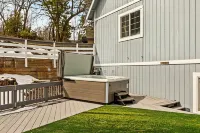 Stylish Chalet with Hot Tub and Jacuzzi!