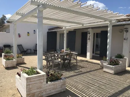 Mas des Oliviers HOUSE/GITE, HEATED SWIMMING POOL and CLOSED GARDEN (3 pets allowed) Отели рядом с достопримечательностью «Chateau d'Avignon»