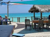Fair Winds: Tropical Beach House, Stunning Ocean View, Pool, Steps to the Beach! ファーマーズ・ヒルのホテル