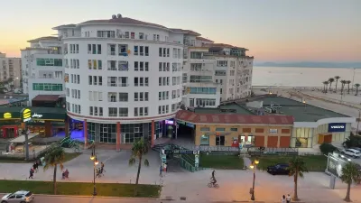 Oceanview Apartment with Stunning City View with Fiber Wi-Fi & AC Các khách sạn ở 