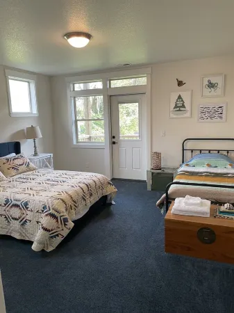 Spacious Beach House - 30 seconds to sand